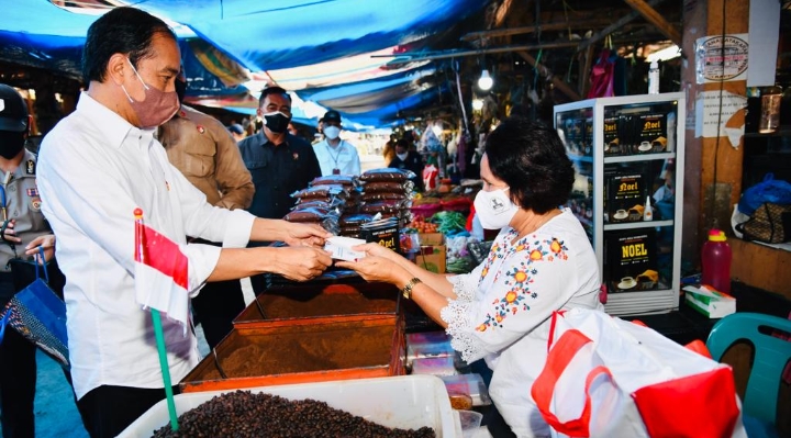 Pedagang Pasar Sidikalang Sumringah Terima BLT dari Presiden Jokowi.