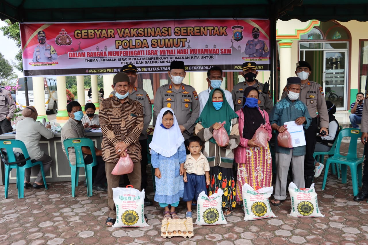 Kapolres Dairi AKBP Wahyudi Rahman bersama warga penerima bansos pada kegiatan Gebyar Vaksinasi, rangkaian peringatan Isra Miraj Nabi Muhammad SAW, Senin (28/2/2022). (Istimewa)