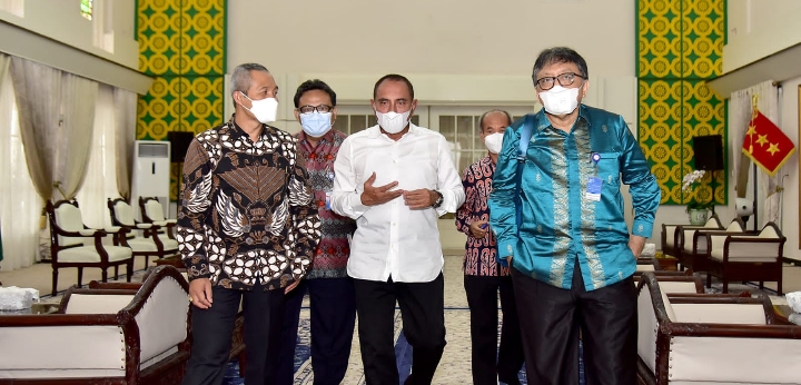 Gubernur Sumatera Utara (Sumut) Edy Rahmayadi menerima penghargaan Wakil Ketua KPK Alexander Marwata atas keberhasilan Pemerintah Provinsi (Pemprov) Sumut memperoleh penilaian Monitoring Centre for Prevention (MCP) sebesar 91,69% pada tahun 2021, yang merupakan tertinggi di Sumut, di Aula Tengku Rizal Nurdin, Rumah Dinas Gubernur Sumut, Jalan Sudirman 41 Medan, Rabu (23/2/2022).