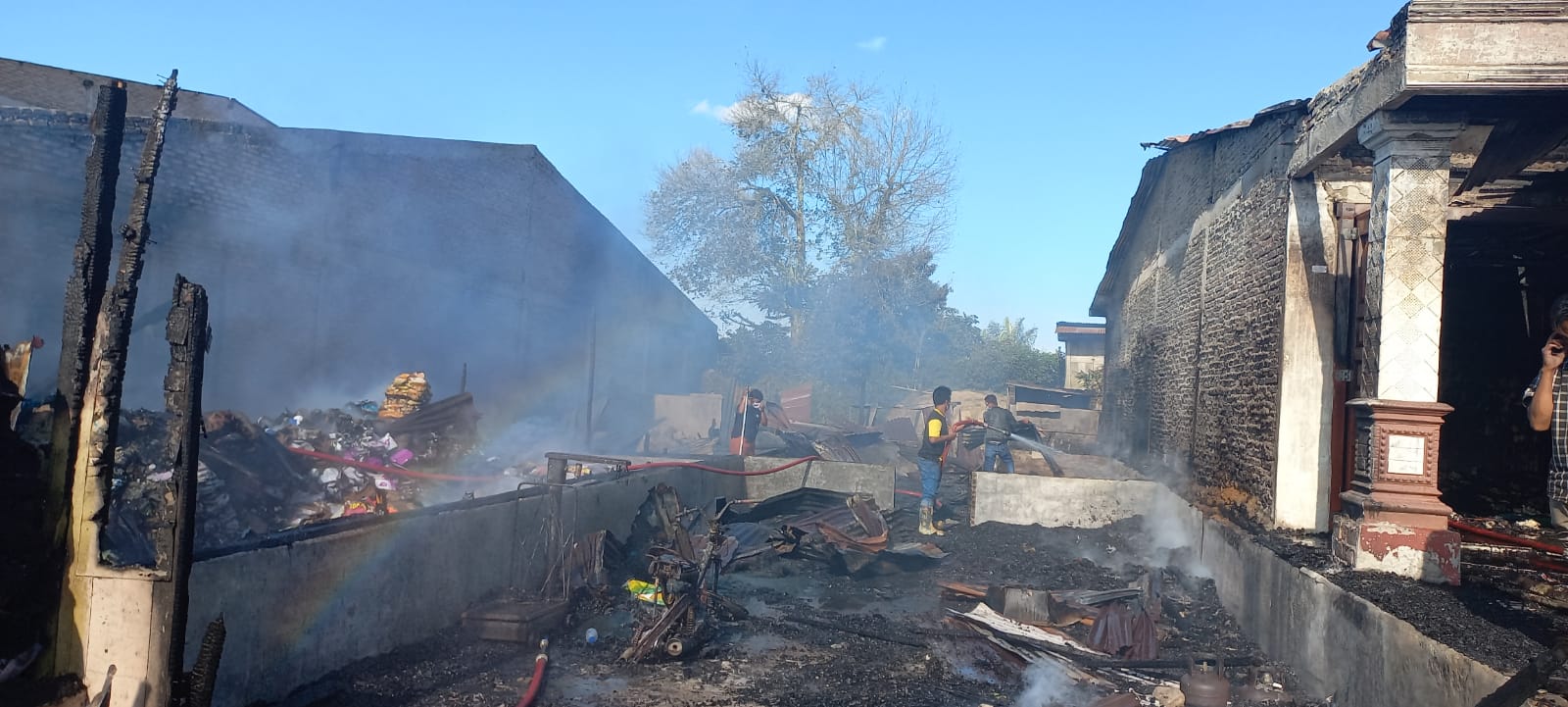 Tiga unit hunian yang berdiri berdampingan di Desa Parbuluan IV Kecamatan Parbuluan Kabupaten Dairi, musnah terbakar, Sabtu (19/2/2022) (istimewa)