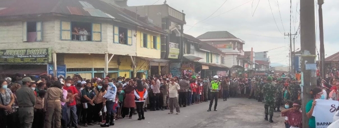 Warga Kabupaten Dairi, yang antusias untuk melihat langsung Presiden Joko Widodo, menyesaki Pasar Sidikalang, Kamis (3/2/2022) (DETEKSI.co/Parulian Phsp Nainggolan)