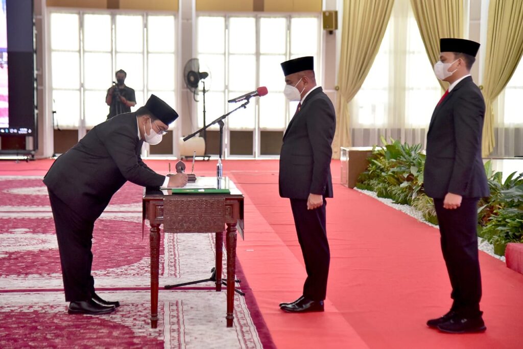 Gubernur Sumatera Utara (Sumut) Edy Rahmayadi melantik dan mengukuhkan Kepala Badan Kepegawaina Negara (BKN) Kantor Regional VI Medan Janry HUP Simanungkalit di Aula Tengku Rizal Nurdin, Rumah Dinas Jabatan Gubernur Sumut, Jalan Sudirman Medan, Senin (21/3/2022).