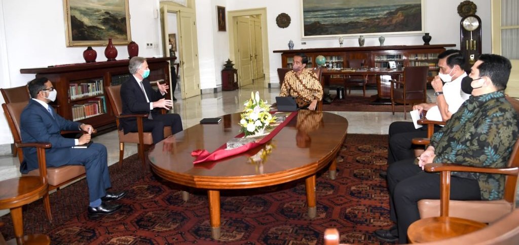 Presiden Jokowi didampingi Menko Marves Luhut Binsar Pandjaitan dan Menteri BUMN Erick Thohir bertemu dengan mantan PM Inggris Tony Blair di Istana Kepresidenan Bogor, Jabar. (Foto: BPMI Setpres/Rusman)
