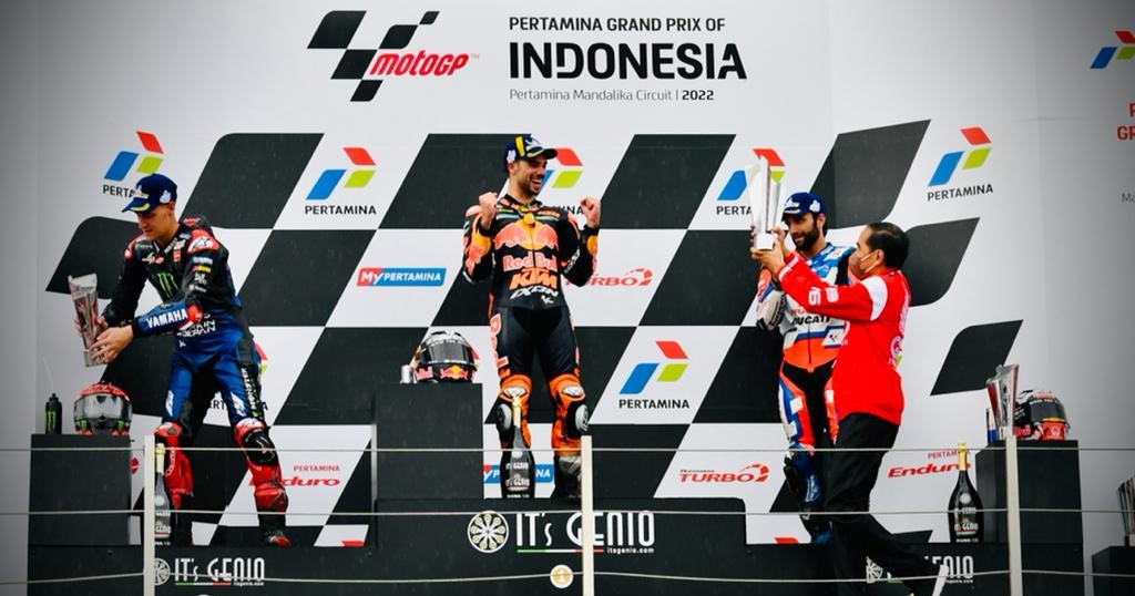 Presiden menyerahkan piala kemenangan kepada para pemenang MotoGP Indonesia 2022 yaitu Miguel Oliveira, di Sirkuit Mandalika, Kabupaten Lombok Tengah, Provinsi NTB, Minggu (20/03/2022). (Foto: BPMI Setpres/Laily Rachev)