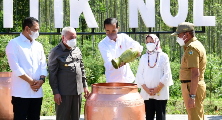 Presiden Joko Widodo dan Gubernur Sumut Edy Rahmayadi menuangkan air dan tanah di bejana Nusantara, saat prosesi penyatuan tanah dan air Nusantara di kawasan Titik Nol Ibu Kota Negara (IKN) Nusantara, Kabupaten Penajam Paser Utara, Kalimantan Timur (Kaltim), Senin (14/03).