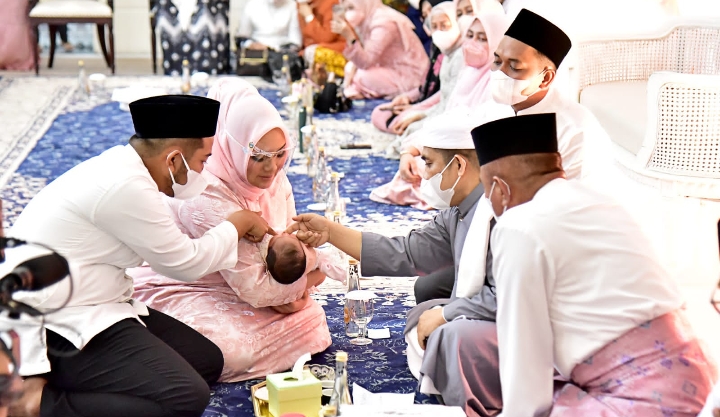 Gubernur Sumatera Utara (Sumut) Edy Rahmayadi melaksanakan akikah untuk Mikhayla Maritsa Maulana yang merupakan cucu pertamanya di Rumah Dinas Gubernur Sumut, Jalan Sudirman Medan, Senin (21/3/2022).