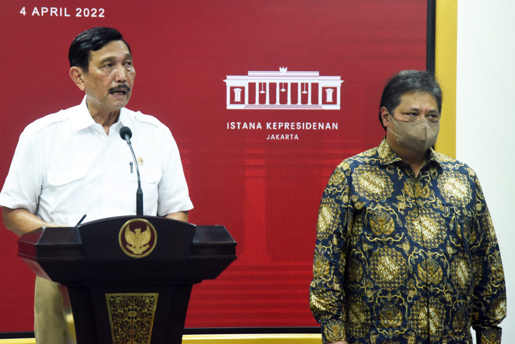 Menko Marves Luhut Binsar Pandjaitan dan Menko Ekon Airlangga Hartarto memberikan keterangan pers usai Ratas PPKM di Istana Merdeka, Jakarta, Senin (04/04/2022). (Foto: Humas Setkab/Rahmat)