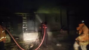 Petugas pemadam kebakaran dibantu warga beusaha menghentikan kobaran api di Jalan Proyek Jerman Panji Bako Desa Sitinjo 2 Kecamatan Sitinjo Kabupaten Dairi, Sabtu (21/5/2022) malam.
