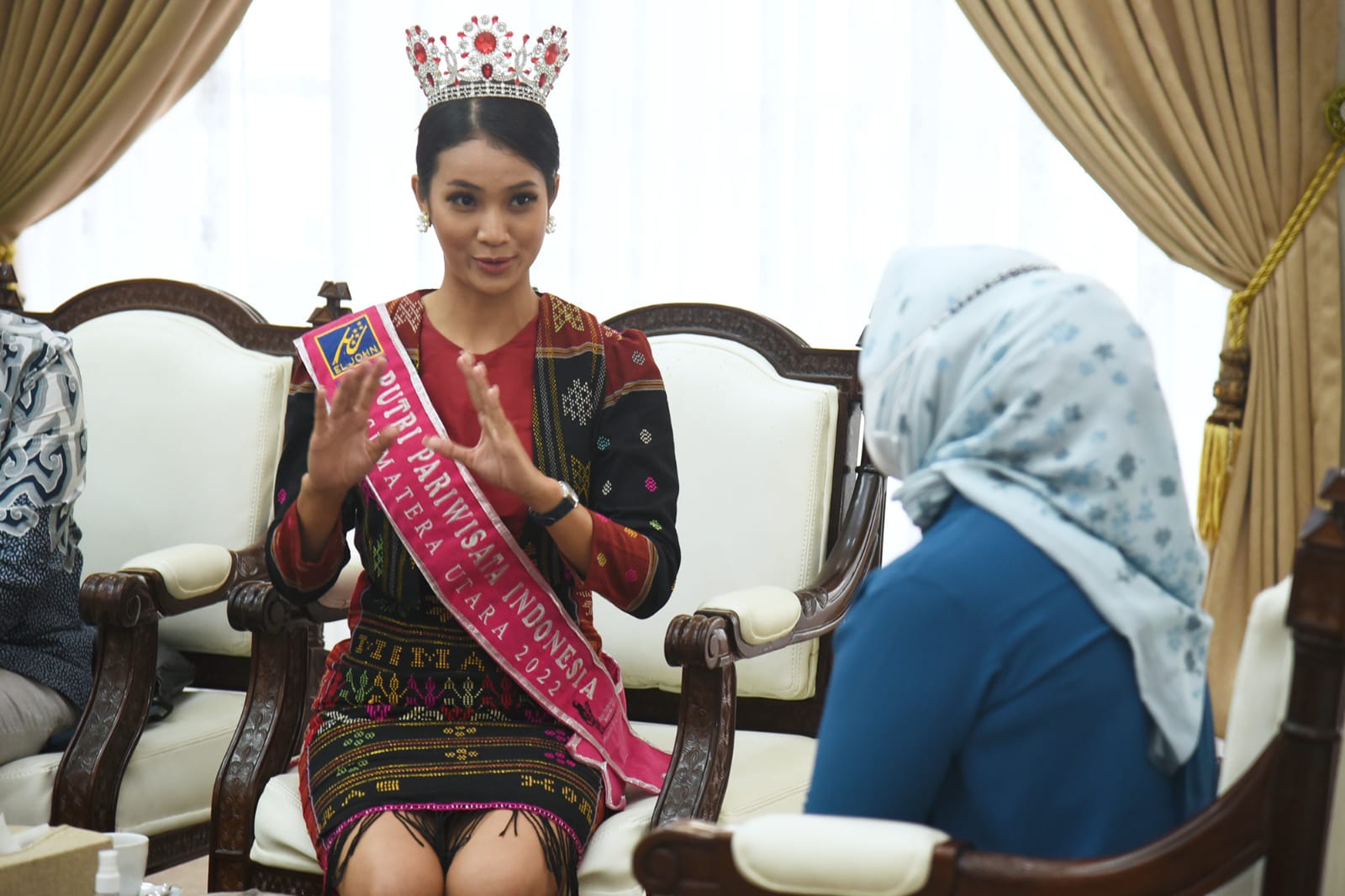 Ketua TP PKK Provinsi Sumatera Utara (Sumut) Nawal Lubis menerima Audiensi Kepala Dinas Pariwisata Sumut Zumry Shultony bersama Puteri Pariwisata Indonesia (PPI) Sumut 2022 terpilih Elma Hana Hasibuan, asal Kabupaten Padang Lawas Utara, di Rumah Dinas Gubernur Sumut Jalan Sudirman 41 Medan, Senin (23/05).