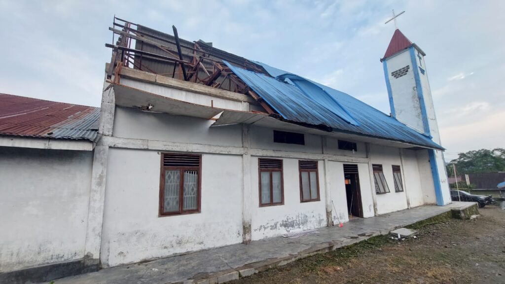 Atap bangunan gereja HKI Sumbul, rusak tersapu puting beliung Jumat (20/5/2022) [DETEKSI.co/Parulian Phsp Nainggolan]