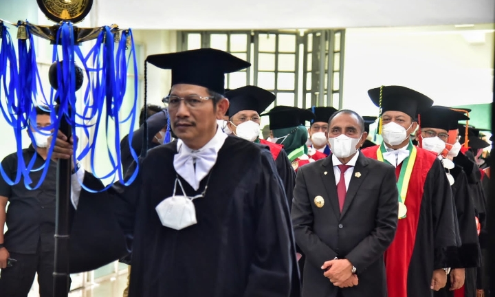 Gubernur Sumut Edy Rahmayadi menghadiri acara Pengukuhan Guru Besar Universitas Sumatera Utara (USU) di Gedung Auditorium USU, Jalan dr Mansyur Medan, Kamis (12/5/2022). Adapun para guru besar yang dikukuhkan yakni, Prof. Ir. Nurlisa Ginting, M.Sc., Ph.D., IPM pada Fakultas Teknik dan Prof. Dr. dr. Noni Novisari Soeroso, M. Ked(Paru)., Sp.P(K) pada Fakultas Kedokteran, serta Prof. Rikson Asman Fertiles Siburian, S. Si. , M. Si., Ph.D pada Fakultas Matematika dan Ilmu Pengetahuan Alam. (Foto Dinas Kominfo Provinsi Sumut.