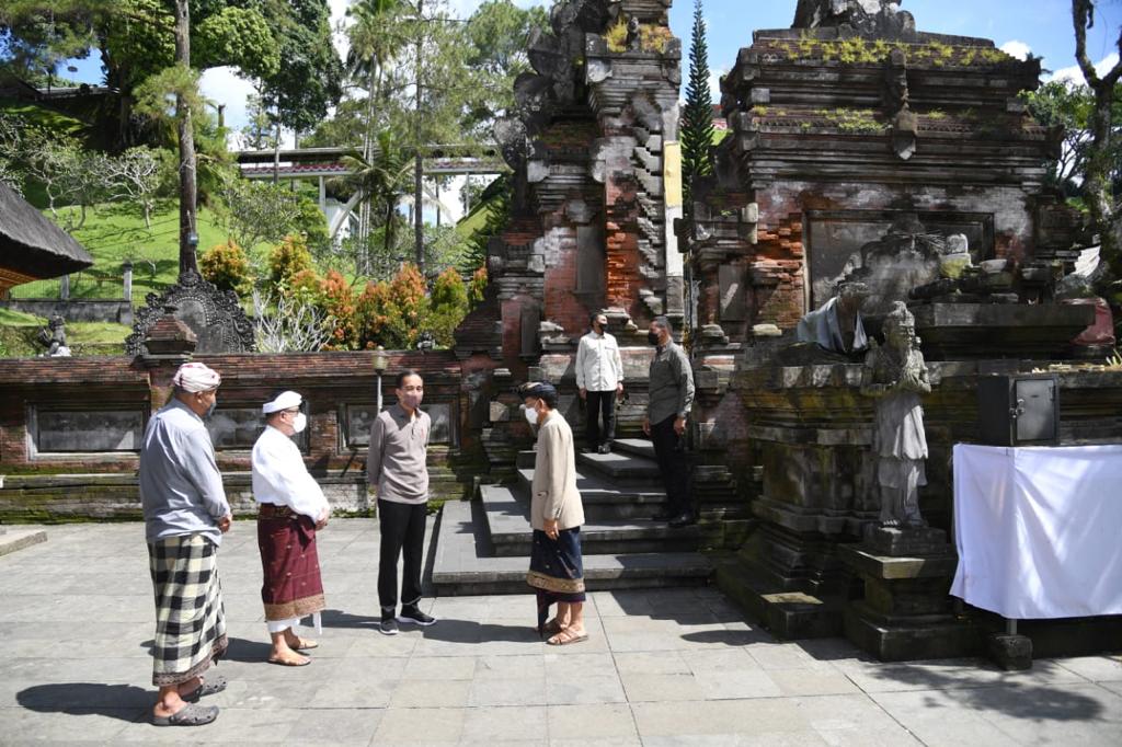 Presiden Jokowi berkunjung ke cagar budaya Pura Tirta Empul, Gianyar, Bali, Jumat (06/05/2022) (Foto: BPMI Setpres/Lukas)