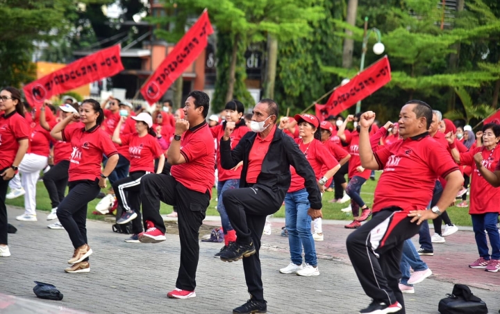 Gubernur Sumatera Utara (Sumut) Edy Rahmayadi mengikuti Senam Cinta Tanah Air (Sicita) bersama paritisipan, kader dan pengurus Partai Demokrasi Indonesia (PDI) Perjuangan di Lapangan Merdeka, Jumat (20/5/2022).