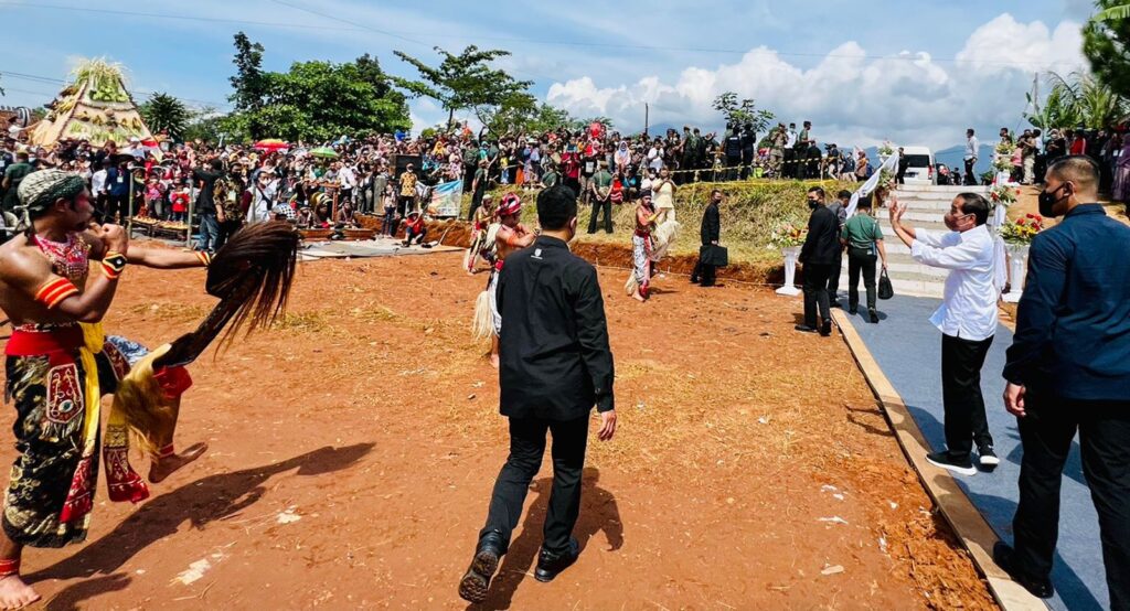 Presiden Jokowi saat menghadiri acara syukuran hasil bumi Gema Perhutanan Sosial, di Lapangan Omah Tani, Batang, Jateng, Rabu (08/06/2022). (Foto: BPMI Setpres/Laily Rachev)
