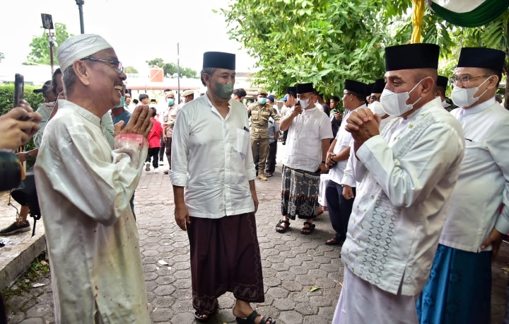 Gubernur Sumatera Utara (Sumut) Edy Rahmayadi didampingi Pj Sekretaris Daerah Provinsi Sumut Afifi Lubis meninjau pelaksanaan pemotongan hewan kurban di Masjid Al Jihad, Jalan Abdullah Lubis Medan, Minggu (10/7/2022).