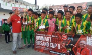 SSB Putra Kalang yang menjadi juara 1 Turnamen Junimart Girsang Cup u-15 menerima thropy dan uang pembinaan diserahkan Koordinator JGC Pisser Agustinus Simamora di Stadion Sidikalang Kabupaten Dairi Sumut, Jumat (1/7/2022).