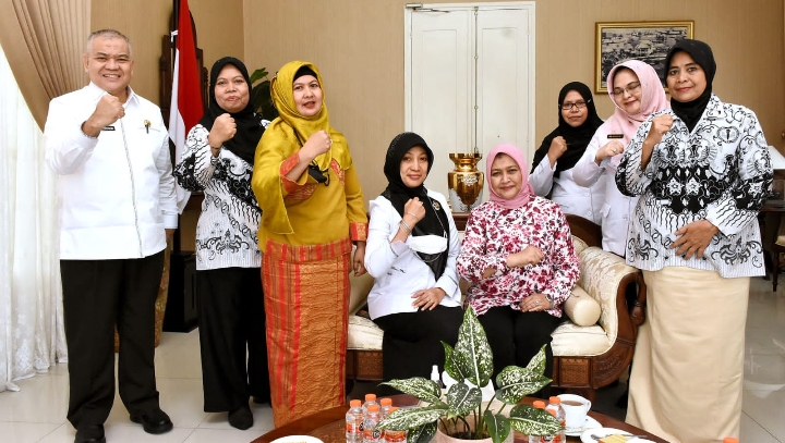 Ketua TP PKK Sumut Nawal Lubis menerima audiensi Perempuan Persatuan Guru Republik Indonesia (PGRI) Provinsi Sumut di Rumah Dinas Gubernur Sumut, Jalan Sudirman No. 41 Medan, Rabu (27/7/2022).