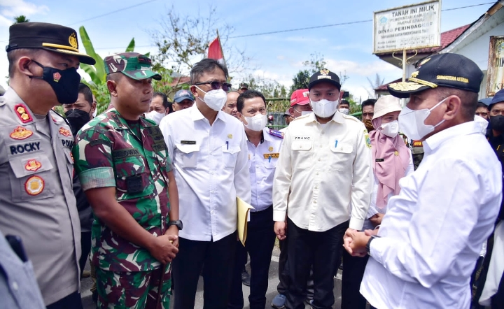 Gubenur Sumatera Utara (Sumut) Edy Rahmayadi bersama Ketua Tim Penggerak Pemberdayaan dan Kesejahteraan Keluarga (TP PKK) Provinsi Sumut Nawal Lubis melaksanakan penanaman bibit jagung di Desa Traju, Kecamatan Siemparube, Kabupaten Pakpak Bharat, Rabu (20/7/2022).