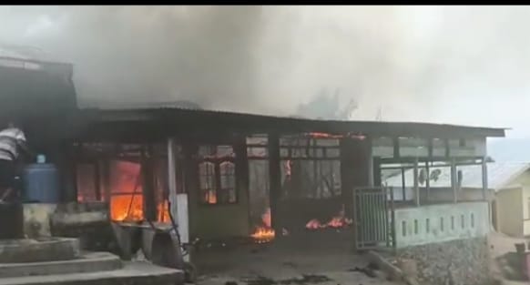 Api melalap bangunan rumah semi permanen di Desa Silumboyah Kecamatan Siempatnempu Hulu Dairi. Selain menghanguskan 3 hunian, peristiwa itu juga menyebabkan seorang anak meninggal dunia, Jumat (22/7/2022). (istimewa)