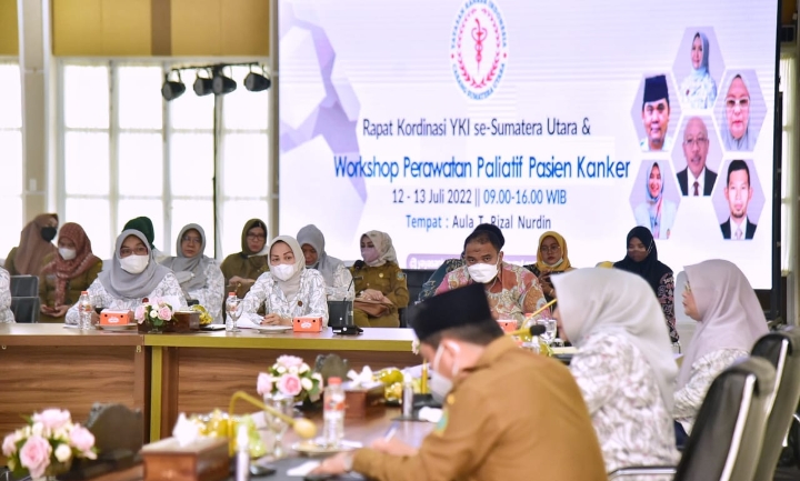 Ketua Yayasan Kanker Indonesia (YKI) Sumut Nawal Lubis menghadiri sekaligus membuka Rapat Koordinasi (Rakor) YKI se-Sumut di Aula Tengku Rizal Nurdin, Rumah Dinas Gubernur Sumut, Jalan Sudirman Medan, Selasa (12/7/2022).