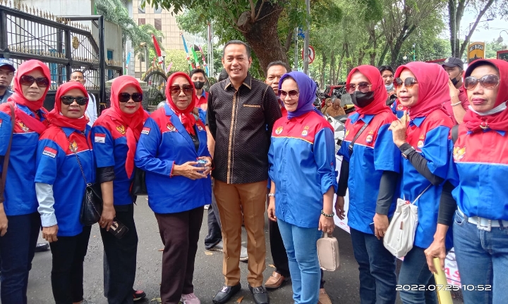 Usai Demo, Wanita AJH berfoto Bersama dengan anggota DPRD Sumut Hendra Cipta, SE