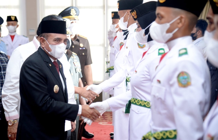 Gubernur Sumatera Utara (Sumut) Edy Rahmayadi mengukuhkan 66 orang Pasukan Pengibar Bendera (Paskibra) Provinsi Sumut 2022 yang berasal dari 33 Kabupaten/Kota di Provinsi Sumut pada Senin (15/8) di Aula Tengku Rizal Nurdin Jalan Jenderal Sudirman Nomor 41 Medan.