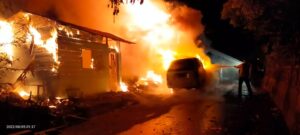 Kobaran api yang memusnahkan 8 unit hunian di jalan Gereja Gang Op. Tording Sidikalang, Jumat (5/8/2022) dinihari. (Istimewa)