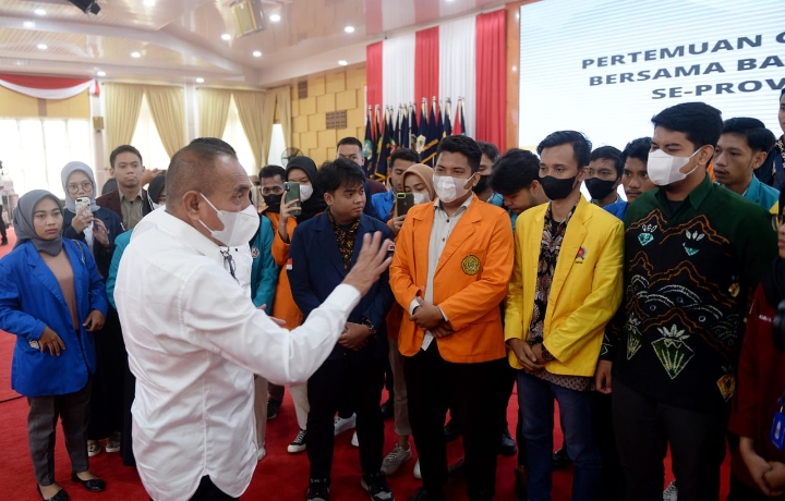 Gubernur Sumatera Utara (Sumut) Edy Rahmayadi berdialog dengan Badan Eksekutif Mahasiswa Seluruh Indonesia (BEM SI) Sumut, di Aula Tengku Rizal Nurdin, Rumah Dinas Gubernur Sumut, Jalan Jenderal Sudirman Nomor 41 Medan, Selasa (23/8).