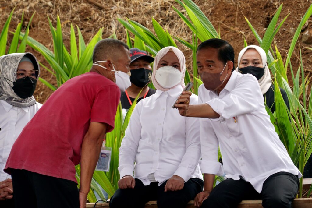 Presiden Jokowi saat berdialog dengan warga usai meninjau penanaman kelapa genjah di Desa Sanggang, Kecamatan Bulu, Kabupaten Sukoharjo, Provinsi Jawa Tengah, Kamis (11/08/2022). (Foto: Humas Setkab/Dindha)