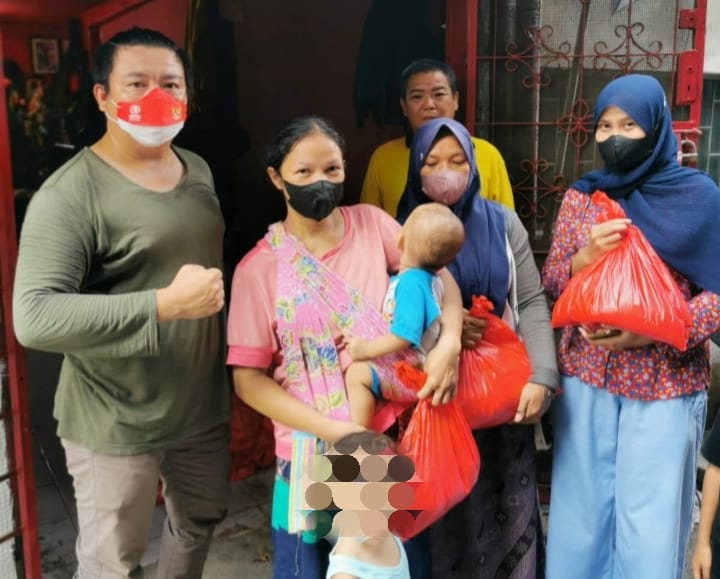 Ketua DPW Prasatya DKI Jakarta Ferianto (masker merah putih) saat menyalurkan bantuan 777 paket sembako untuk warga di Kapuk, Jakarta Utara, dalam rangka menyambut HUT ke-77 RI. (Ist)