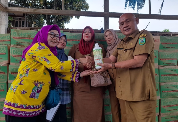 Kadistan Madina, Sihar Nasution (Kanan) bersama staf dirjen PSP Kementan RI (Kiri) ketika menyerahkan bantuan pupuk organik cair secara simbolis kepada perwakilan kelompok tani di kecamatan Siabu, Selasa (20/09/2022).(Jeffry Barata Lubis)