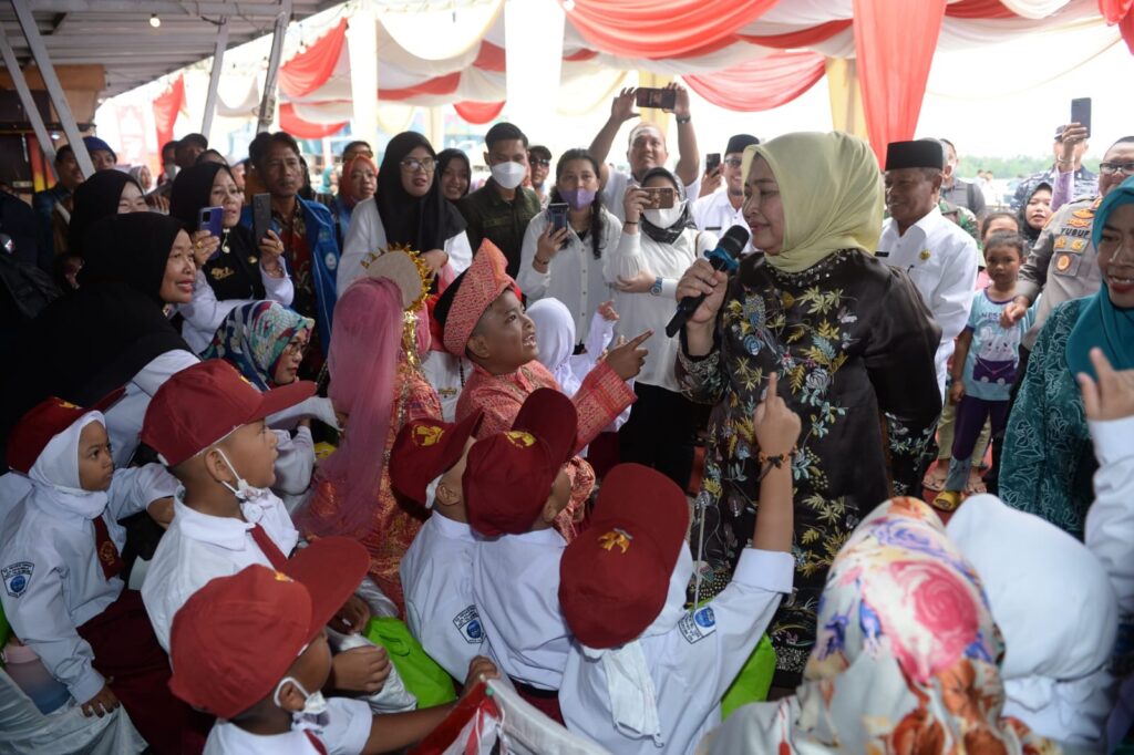 Ketua TP PKK Provinsi Sumatera Utara (Sumut) Nawal Lubis menyosialisasikan Gerakan Memasyarakatkan Makan Ikan (Gemarikan) untuk pencegahan stunting di Pelataran Pelabuhan Teluk Nibung, Kota Tanjungbalai, Rabu (7/9). (Foto : Alexander AP Siahaan/Diskominfo Provsu).