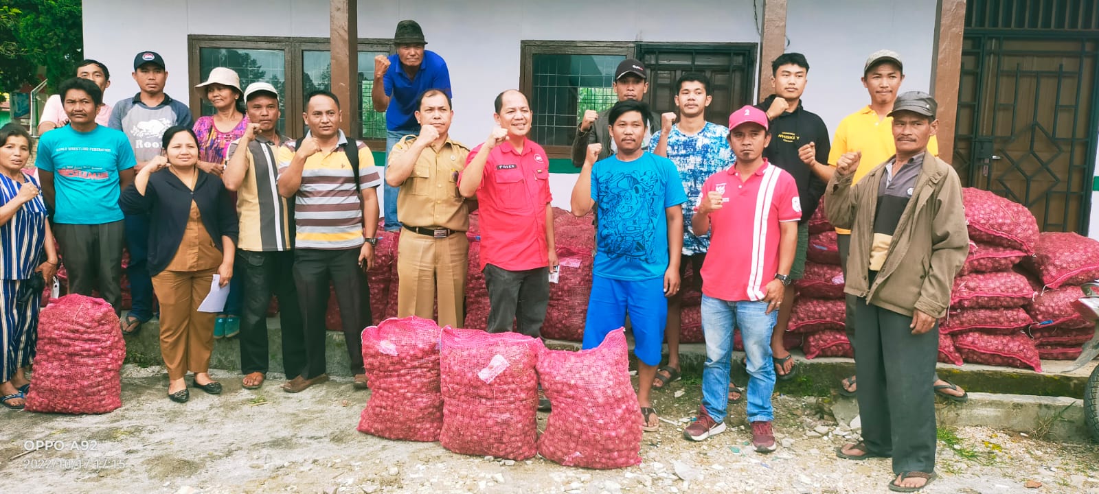 Korda Junimart Girsang Center, Pisser Agustinus Simamora, bersama petugas Dinas Pertanian dan kelompok tani penerima bantuan bibit bawang merah diabadikan pada acara serah-terima di BPP Sitinjo, Senin (17/10/2022).