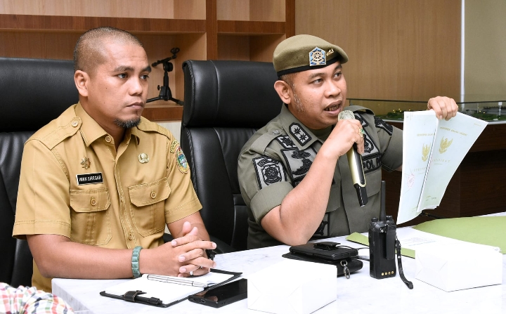 Kepala Satuan Polisi Pamong Praja (Kasatpol PP) Sumut Mahfullah yang didampingi Kepala Bidang Pengelolaan Informasi Publik Dinas Kominfo Sumut Iwan S Siregar saat konferensi pers bersama wartawan terkait Progres Penertiban Lahan Bumi Perkemahan Pramuka di Sibolangit di Ruang Rapat Lantai 2 Kantor Gubernur Sumut, Jalan Dipenogoro No. 30 Medan, Senin (24/10/2022).