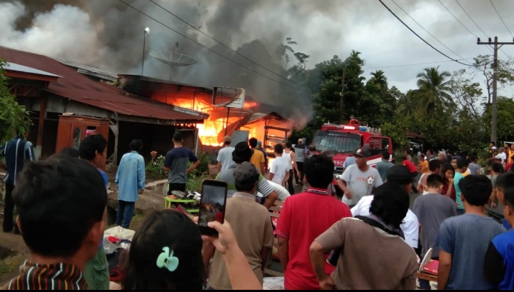 Tiga unit bangunan rumah dilalap api di Desa Kedeberek Kecamatan Tigalingga Kabupaten Dairi, Jumat (14/10/2022) (Istimewa)