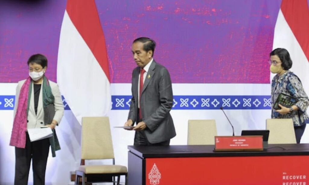 Menlu Retno Marsudi dan Menkeu Sri Mulyani saat mendampingi Presiden Jokowi memberikan pernyataan pers, Rabu (16/11/2022), di Media Center KTT G20 Indonesia, di BICC, Bali. (Foto: Humas Setkab/Rahmat)