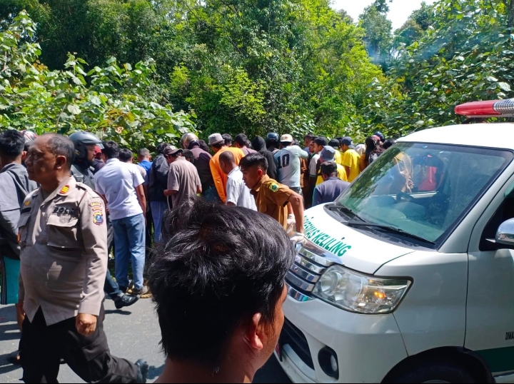 Warga berkerumun menyaksikan dan memberi pertolongan terhadap korban lakalantas di Sukaramai Kecamatan Kerajaan Kabupaten Pakpak Bharat Sumut, Senin (28/11/2022). (Foto istimewa deteksi.co)