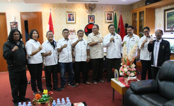 Ketua DPRD Sumut Drs Baskami Ginting foto bersama dengan Panitia Natal PWI Sumut.