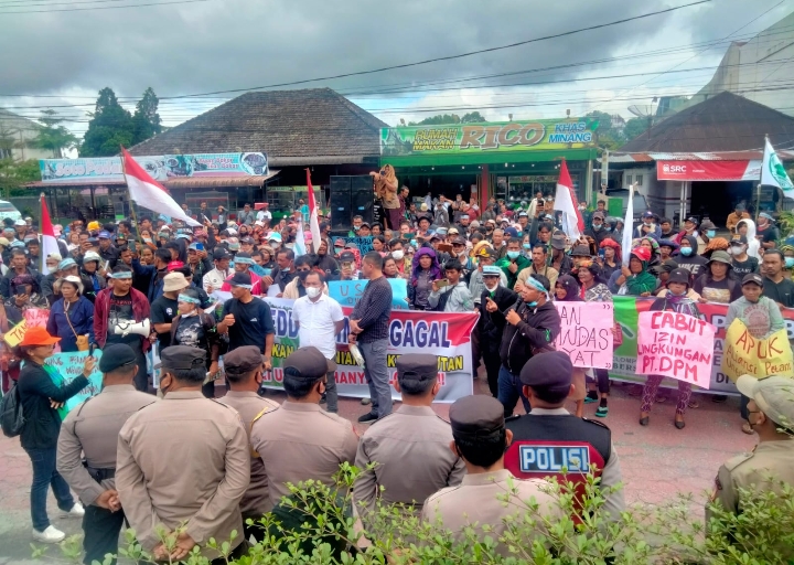 Aliansi Petani Dairi Untuk Keadilan (APUK), berunjukrasa ke kantor DPRD Dairi, Sumatera Utara, Selasa (1/11/2022). (DETEKSI.co/Parulian Phsp Nainggolan)