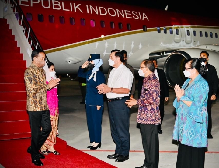 Presiden Jokowi beserta Ibu Iriana Joko Widodo tiba di Bandara Internasional I Gusti Ngurah Rai, Kabupaten Badung, Provinsi Bali, Senin (07/11/2022). (Foto: BPMI Setpres/Laily Rachev)