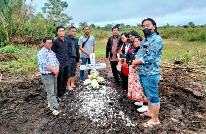 Sejumlah Wartawan di Kabupaten Dairi  yang turut menghantarkan almarhum Marulak Siahaan ke Pemakaman di TPU Sidiangkat, diabadikan mengelilingi pusara. (DETEKSI.co/Parulian Phsp Nainggolan)
