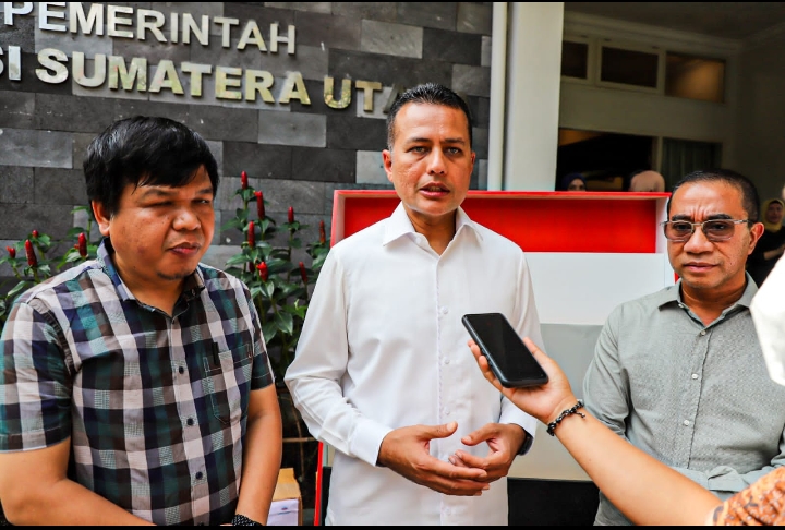 Wakil Gubernur (Wagub) Sumatera Utara (Sumut) Musa Rajekshah memberikan bantuan buku dan rak pojok baca Forum Masyarakat Literasi Indonesia (Formalindo) di Rumah Dinas Wakil Gubernur Sumut, Jalan Teuku Daud Medan, Jumat (16/12).