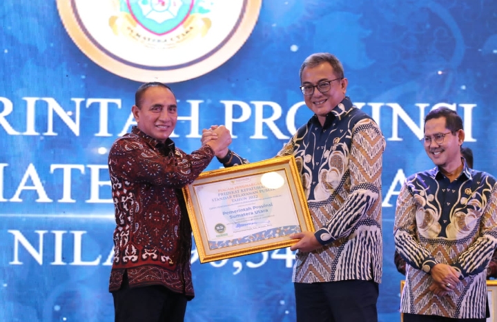 Gubernur Sumatera Utara (Sumut) Edy Rahmayadi menerima anugerah predikat kepatuhan pelayanan publik tahun 2022 dari Ombudsman Republik Indonesia. Pemerintah Provinsi (Pemprov) Sumut masuk  zona hijau dengan nilai 90,54. Penghargaan tersebut diserahkan langsung Ketua Ombudsman Republik Indonesia Mokhammad Najih kepada Gubernur Edy Rahmayadi, di Hotel Bidakara, Jakarta, Kamis (22/12).