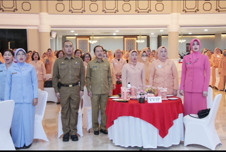 Sekretaris Daerah Provinsi (Sekdaprov) Sumut Arief S Trinugroho mewakili Gubernur Sumut Edy Rahmayadi, bersama Penasihat DWP Sumut Sri Ayu Mihari dan Ketua DWP Sumut Dian Arief Trinugroho, pada acara Hari Ulang Tahun (HUT) Ke-23 Dharma Wanita Persatuan (DWP), di Aula Raja Inal Siregar, Kantor Gubenur Sumut, Jalan Pangeran Diponegoro Nomor 30, Medan, Senin (12/12).