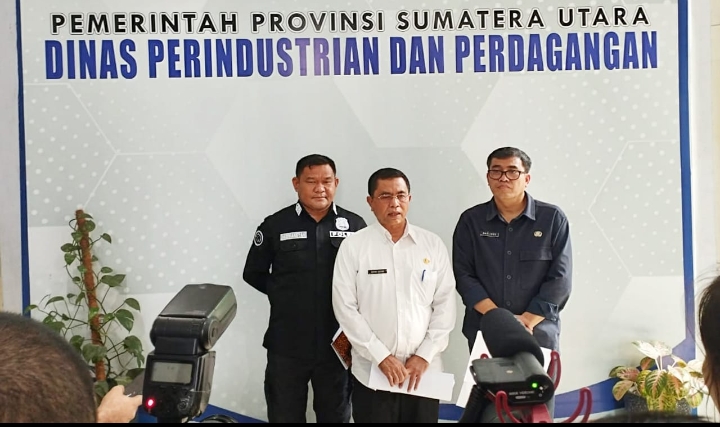 Kepala Dinas Perindustrian dan Perdagangan Provinsi Sumtera Utara (Sumut) Asfan Sofian Batubara memimpin rapat terkait hasil monitoring pergerakan harga kebutuhan pokok jelang Natal dan Tahun Baru 2023 di Ruang Rapat Kantor Disperindag Sumut Jalan Putri Hijau Nomor 6 Medan, Kamis (15/12).