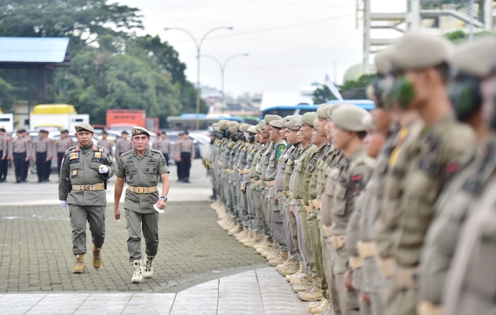 Gubernur Sumatera Utara (Sumut) Edy Rahmayadi menjadi Inspektur Upacara pada gelar apel pasukan dan ceramah umum dalam rangka menjaga ketentraman dan ketertiban umum serta perlindungan masyarakat Sumut yang diselenggarakan oleh Satuan Polisi Pamong Praja Provinsi Sumut di Lapangan Astaka, Gedung Serbaguna Sumut, Jalan Pancing/Willem Iskandar, Percut Seituan, Kabupaten Deliserdang, Rabu (7/12/2022).