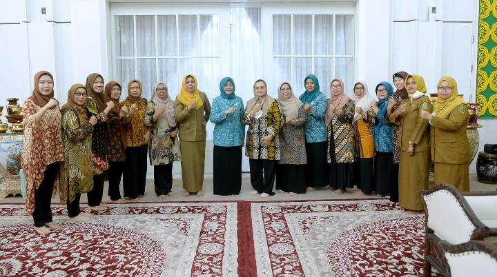 Ketua TP PKK Sumut, Nawal Lubis menerima audiensi Pengurus Badan Kerjasama Organisasi Wanita (BKOW) Provinsi Sumut di Hall Rumah Dinas Gubernur Sumut, Jalan Sudirman No. 41 Medan, Senin (30/1/2023).