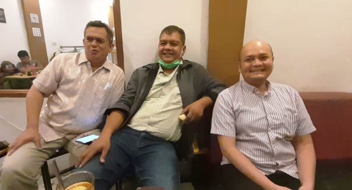 dr. A. Tarmizi Rangkuti, Sp.A (kanan), didampingi kolega dr. Eston Iskandar Tarigan, Sp.B dan dr. Erwynson Saut Simanjuntak, Sp.OG, memberi keterangan kepada wartawan di Sidikalang, Kamis (5/1/2023).