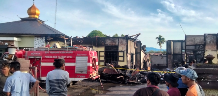 Bangunan yang difungsikan sebagai gudang logistik Polres Dairi terbakar, Kamis (12/4/2023). Peristiwa terjadi sekira pukul 04.15 Wib.(Deteksi.co/Parulian Nainggolan)