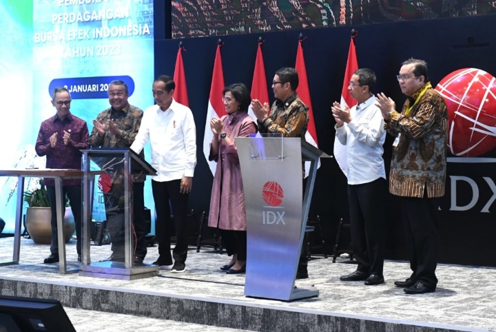 Menkeu Sri Mulyani dan Ketua DK OJK Mahendra Siregar beserta sejumlah pejabat lainnya saat mendampingi Presiden Jokowi meresmikan Pembukaan Perdagangan BEI, Senin (02012023), di Jakarta. (Foto BPMI Setpres)